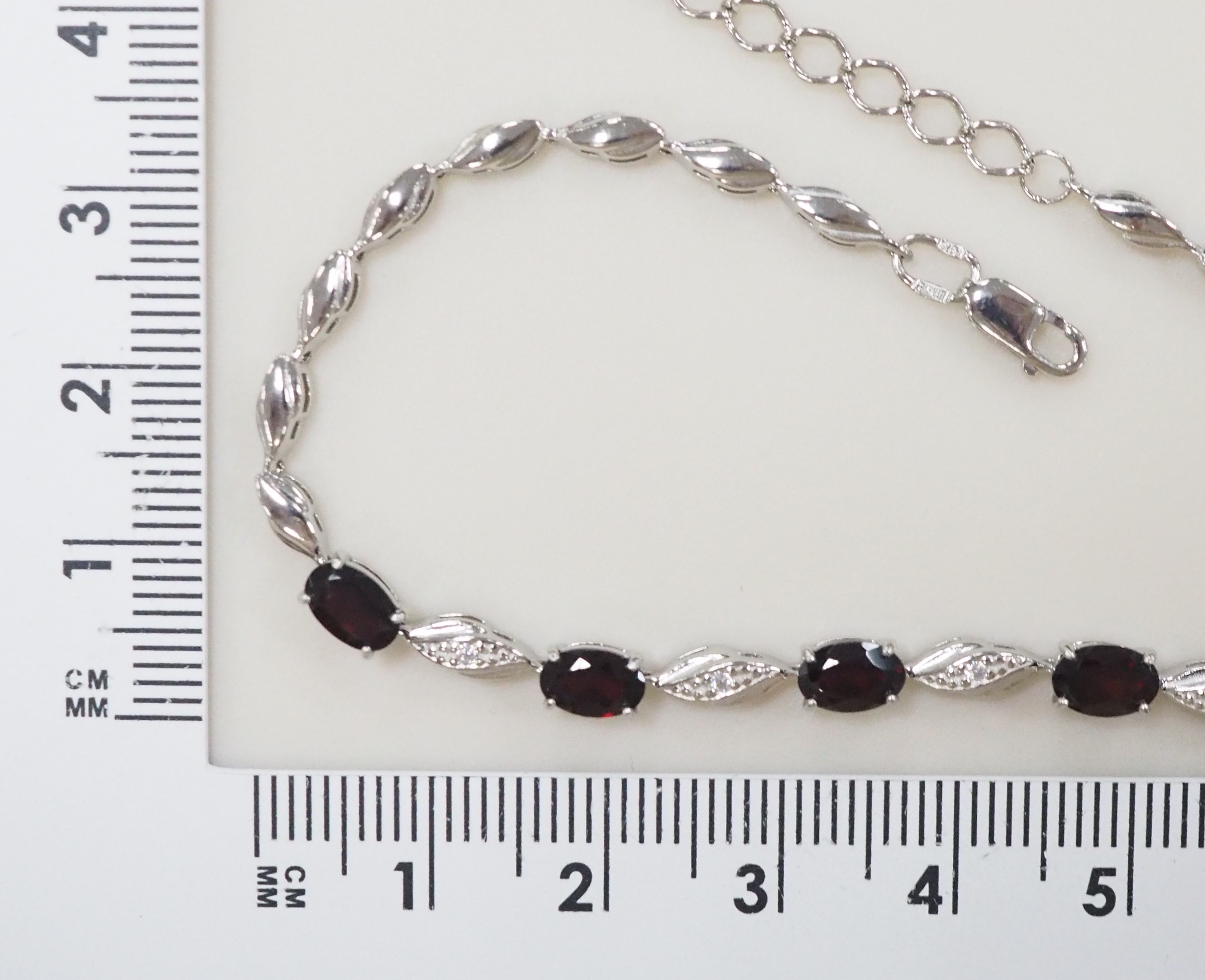 Серебряный браслет 925 пробы; вставки 5 Гранат; 4 Фианит бесцв.;